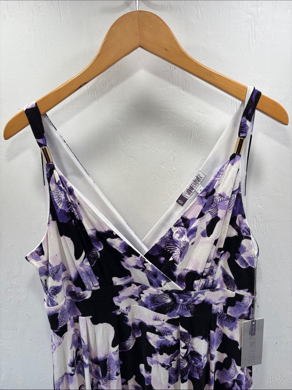Jennifer Lopez Sexy Feminine Black & Lavender Floral V-Neck Maxi Dress - Picture 4 of 6